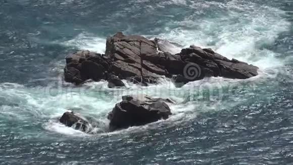 海洋中的岩石形态视频的预览图