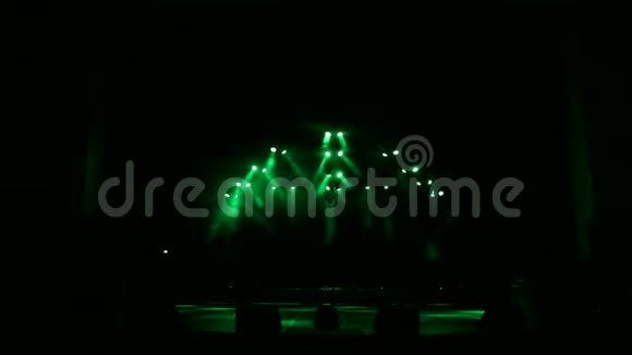 音乐会前一个空台上绿色的美丽光线视频的预览图