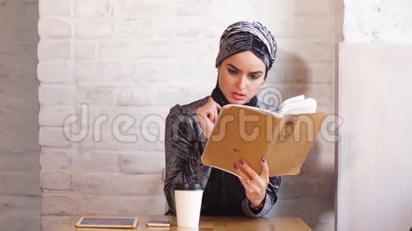 穆斯林商业妇女工作文件在咖啡厅视频的预览图