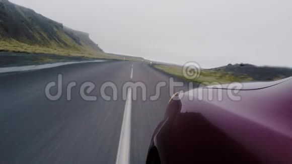 红车前挡泥板近景走乡村道路高速行驶的车辆视频的预览图