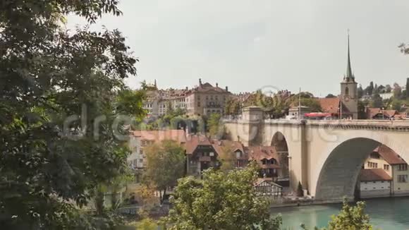 瑞士伯尔尼市有河和桥的老城区景观视频的预览图