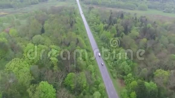 穿过森林和村庄到山区的道路空中景观视频的预览图