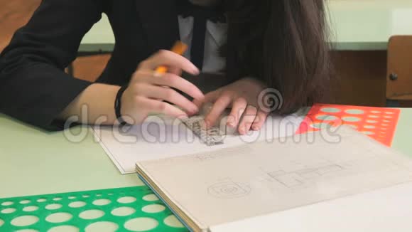 女生在笔记本上画几何图形视频的预览图