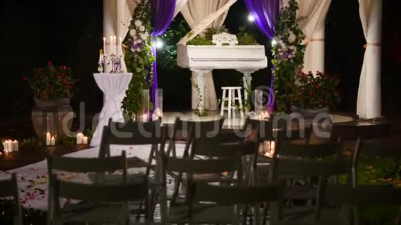 晚上婚礼的装饰很多蜡烛视频的预览图