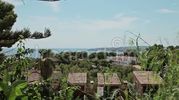 山坡上的房子别墅和豪宅西班牙海滩在科斯塔德恩布兰斯马略卡视频的预览图