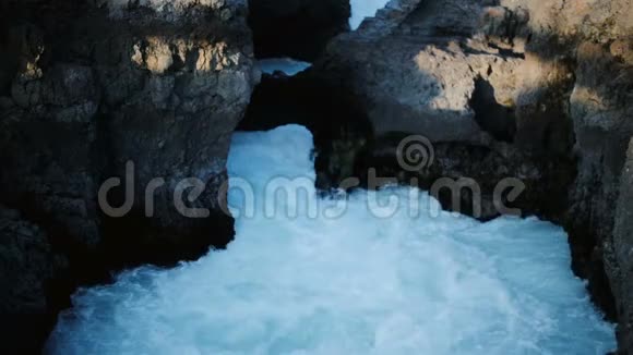 美丽的景色湍急的野生河流巴拉弗斯瀑布在冰岛有泡沫的水落在群山之间视频的预览图
