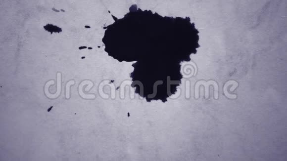 黑色墨水抽象污渍在白色表面流动视频的预览图