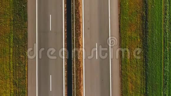 俯视图汽车沿高速公路缓慢行驶汽车在郊区公路上行驶视频的预览图