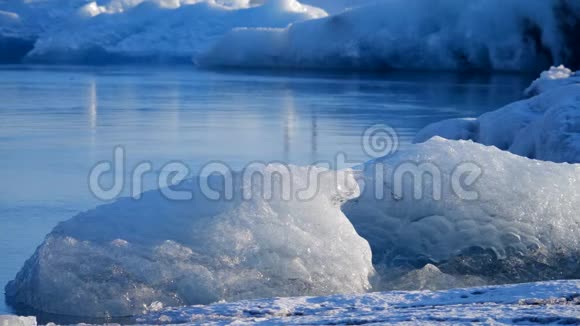 冰湖的冰山冰雪冬季自然景观冰泻湖视频的预览图