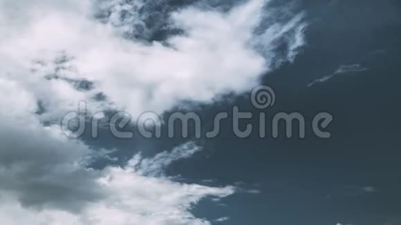 多云的天空雨前乌云密布的天空视频的预览图