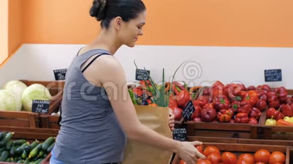 孕妇买蔬菜视频的预览图