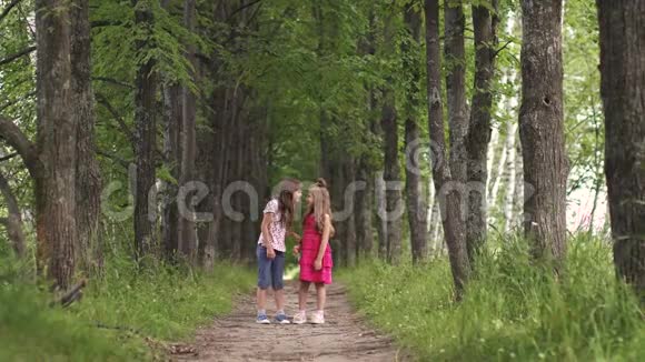 两个小姐姐牵着手搂着孩子们友谊视频的预览图