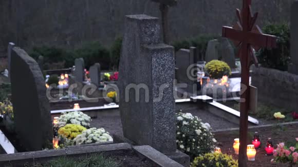 乡村墓地的墓碑和蜡烛在傍晚在森林附近燃烧4K视频的预览图