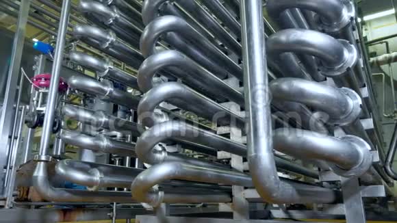 工业工厂的弯曲钢管视频的预览图