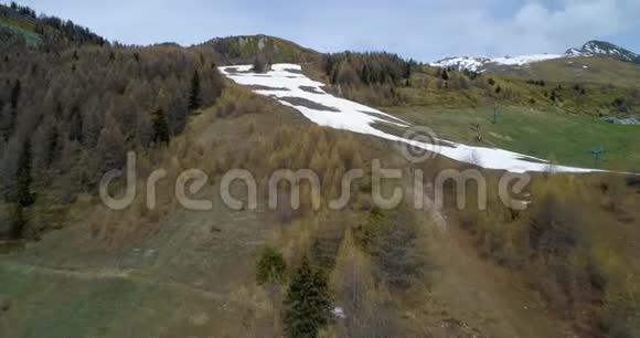 在秋天的山上发现了松树落叶松森林和雪雪滑雪道秋季阿尔卑斯山户外视频的预览图