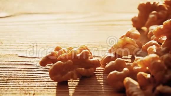 阳光明媚的一天一张木桌上的胡桃壳视频的预览图