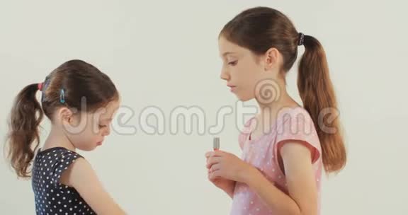 小女孩帮她妹妹涂指甲油视频的预览图