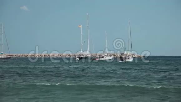 游艇停泊在海滩区旁边西班牙海滩在科斯塔德恩布兰斯马略卡视频的预览图