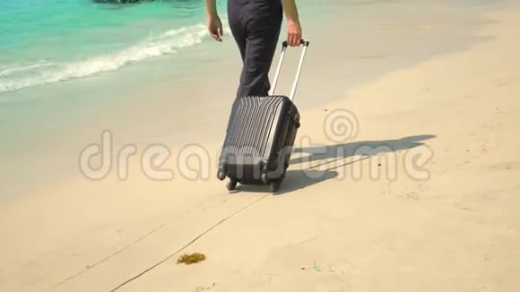 带着手提箱的商人在白色沙滩上自由职业概念假期视频的预览图