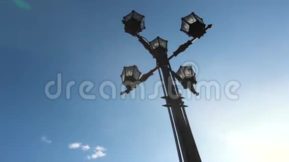 经典老灯和蓝天老式的街灯对着蓝天复古风格的路灯在白天视频的预览图