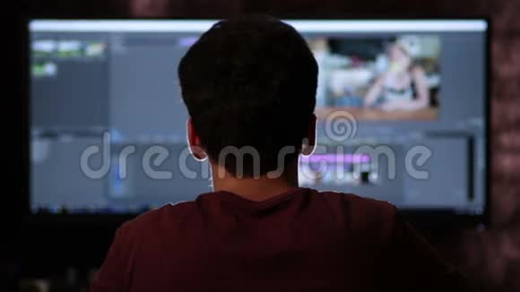 在宽屏电脑上工作的人的后视图视频的预览图
