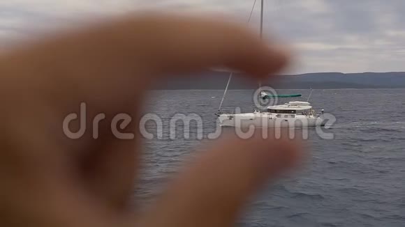 漂浮在公海上的小游艇波浪大海视频的预览图