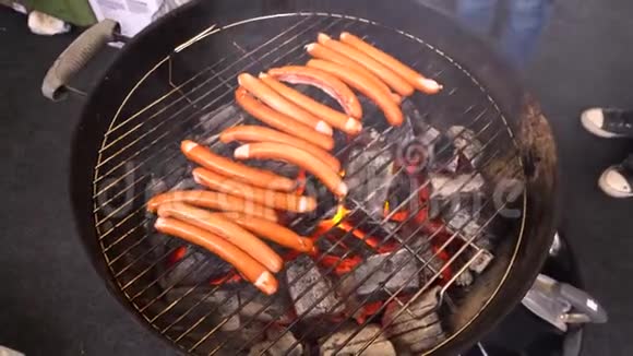 烤香肠烤架上的香肠自制香肠巴伐利亚香肠视频的预览图