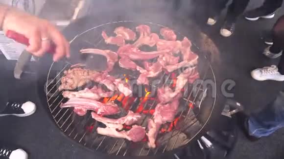 在烧烤架上做排骨供夏季户外聚会用美食背景搭配烧烤派对肋骨是在视频的预览图