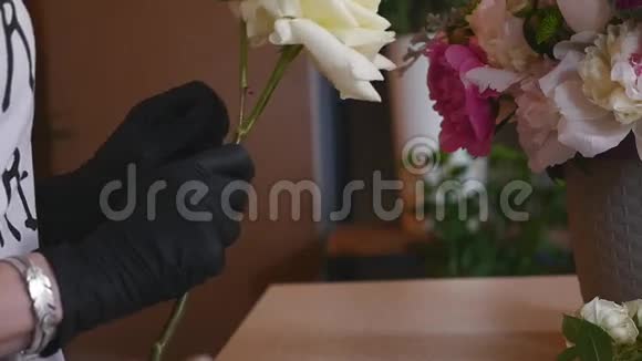 美丽的女孩花店做花的构图和微笑鲜花生意女花匠在视频的预览图