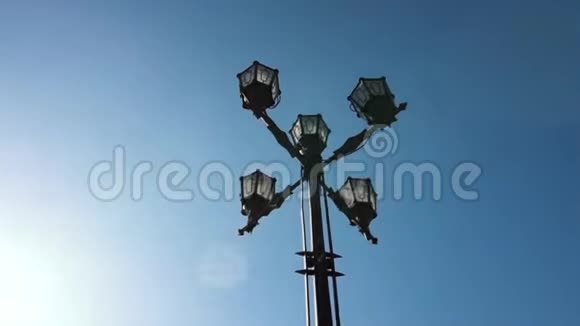 经典老灯和蓝天老式的街灯对着蓝天复古风格的路灯在白天视频的预览图