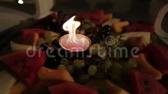 蜡烛和蜡烛美丽的感恩节秋桌设置多莉展示视频的预览图