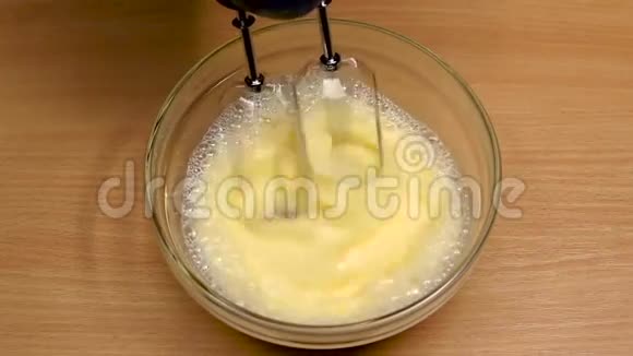 电搅拌机将面糊倒入玻璃碗中慢动作视频的预览图