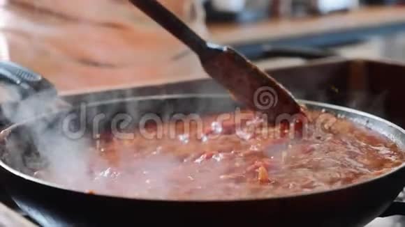 在煎锅上煮和搅拌意大利面番茄酱特写视频的预览图