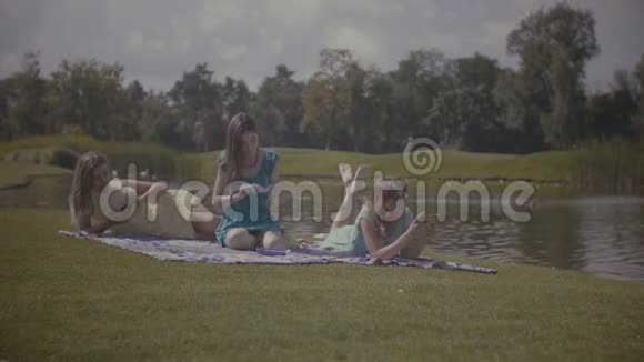 迷人的女性夏日在大自然中放松视频的预览图