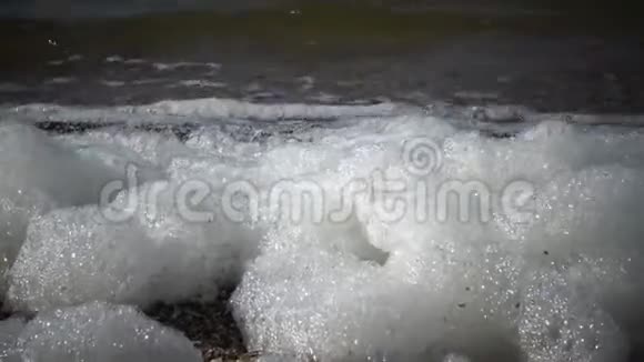 水面和水库岸上的泡沫视频的预览图