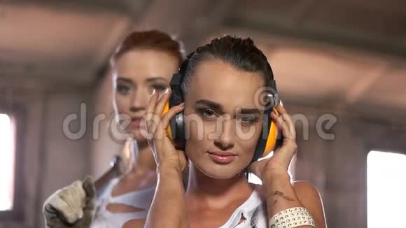 工厂里的女孩戴上建筑耳机视频的预览图