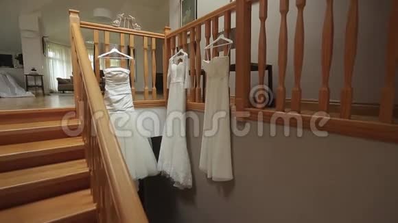 三件婚纱在楼梯上视频的预览图