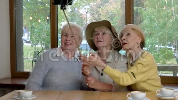 咖啡馆里的女士们自拍视频的预览图
