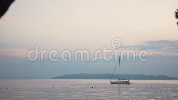 雨后一艘白色的小船停在开阔的亚得里亚海达尔马提亚克罗地亚视频的预览图