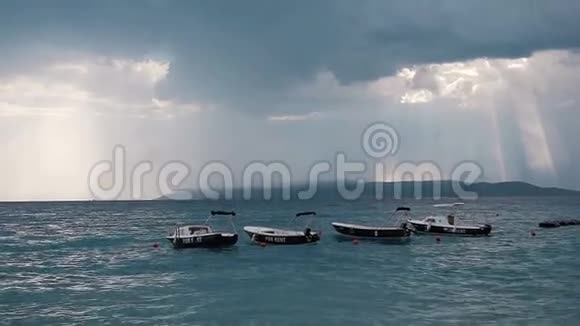 有停着的摩托艇停在海里在海浪中摇摆雨后的阳光视频的预览图