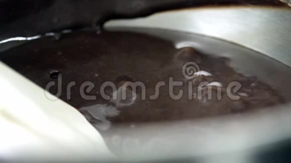 在碗里放一杯巧克力奶油然后用糖果搅拌视频的预览图