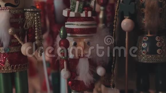 很多圣诞装饰中的胡桃夹视频的预览图