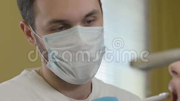 牙医用口腔内摄像机检查病人的嘴视频的预览图