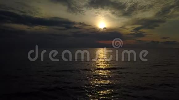 海上美丽的日落用无人机进行空中勘测视频的预览图