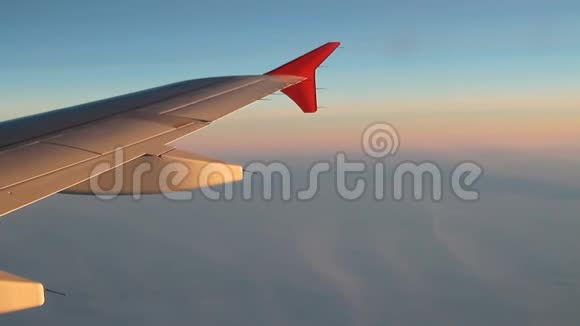 客机机翼下阴云密布视频的预览图