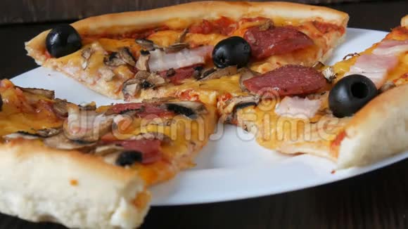 提供新鲜美味的披萨提供橄榄杆菌奶酪和意大利香肠视频的预览图