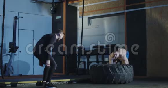 男子在个人训练时锻炼轮胎视频的预览图