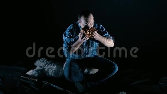 粗鲁的男人用血慢动作吃肉饕餮的概念视频的预览图