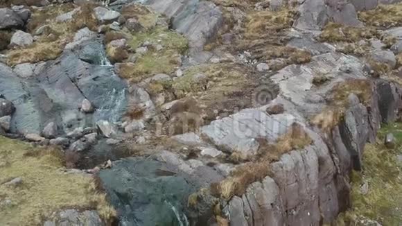 丁乐半岛康纳湾瀑布空中飞行片段视频的预览图