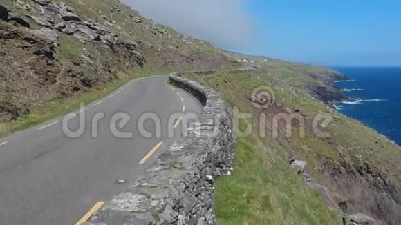 沿爱尔兰定乐半岛海岸线蜿蜒曲折的街道空中射击视频的预览图